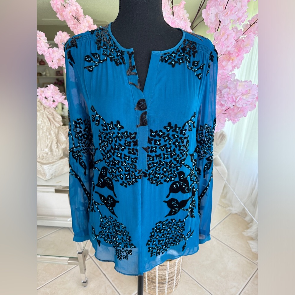 Teal colored silk crushed velvet Hale Bob top sample size - some loose threads